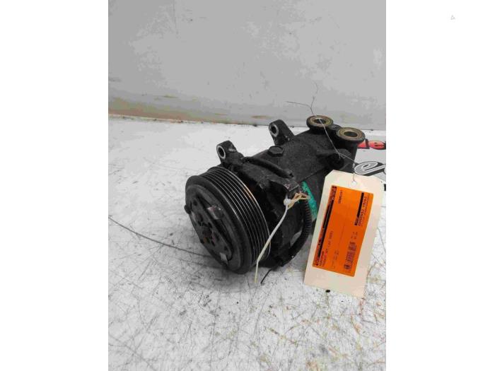Air conditioning pump from a Peugeot 307 Break (3E) 2.0 16V 2003