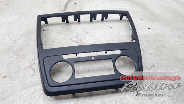 Gebrauchte Radioblende Skoda Yeti (5LAC) 1.2 TSI 16V Preis € 19,95 Margenregelung angeboten von Autodemontage Poelstra B.V.