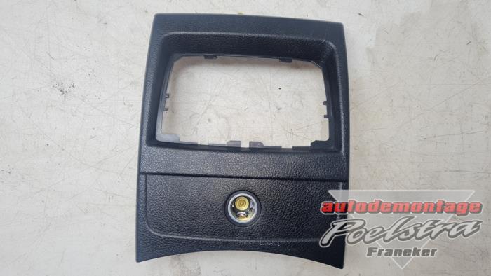 Używane Zlacze 12 volt BMW M1 (F21) M135i 3.0 24V Cena € 24,95 Procedura marży oferowane przez Autodemontage Poelstra B.V.