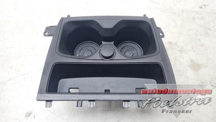 Gebrauchte Getränkehalter BMW M1 (F21) M135i 3.0 24V Preis € 12,50 Margenregelung angeboten von Autodemontage Poelstra B.V.