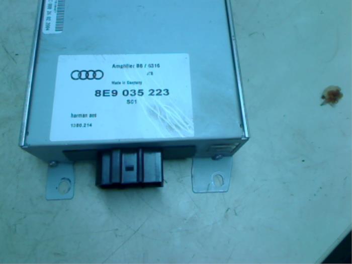 Amplificador de radio de un Audi A4 Avant (B6) 1.9 TDI PDE 130 2005