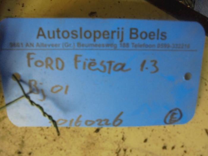 Pinzas de freno izquierda detrás de un Ford Fiesta 4 1.3i 2001