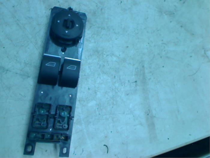Interruptor combinado de ventanillas de un Ford Fiesta 6 (JA8) 1.0 Ti-VCT 12V 65 2015