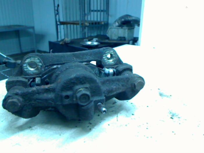 Etrier de frein (pince) avant gauche d'un Toyota Yaris (P1) 1.3 16V VVT-i 2005