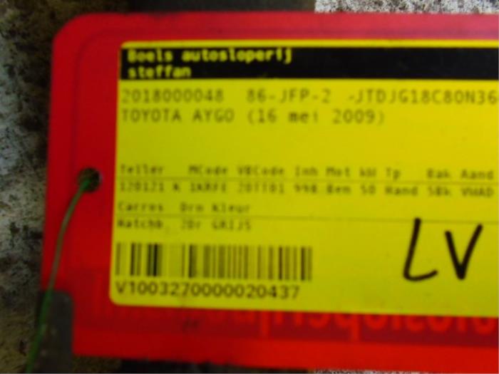 Stoßdämpferstrebe links vorne van een Toyota Aygo (B10) 1.0 12V VVT-i 2009