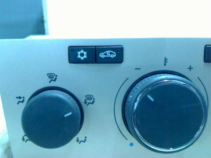 Heater control panel from a Opel Astra H SW (L35) 1.7 CDTi 16V 2008