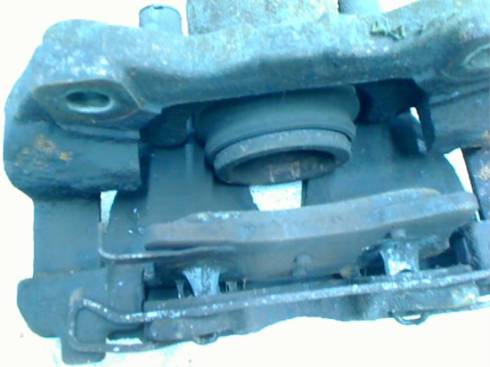 Etrier de frein (pince) avant droit d'un Opel Astra H SW (L35) 1.7 CDTi 16V 2008