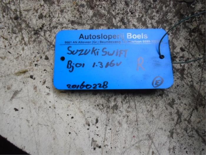 Barre amortisseur avant droit d'un Suzuki Swift (SF310/413) 1.3i 16V 2001