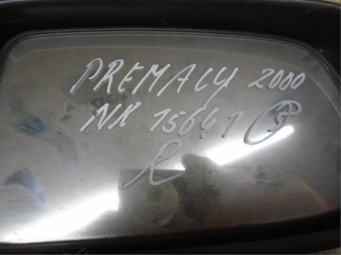 Rétroviseur extérieur droit d'un Mazda Premacy 2000