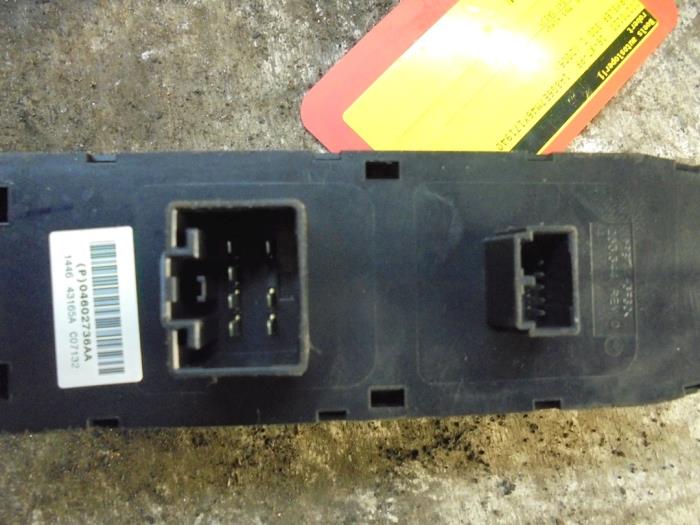 Electric window switch from a Chrysler 300 C Touring 3.0 CRD 24V 2006