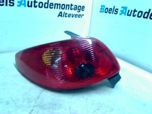 Gebrauchte Rücklicht links Peugeot 206 (2A/C/H/J/S) 1.4 XR,XS,XT,Gentry Preis € 25,00 Margenregelung angeboten von Boels Autodemontage