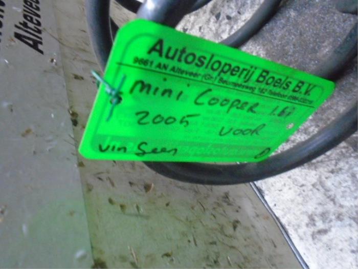 Używane Sruba sprezyny przód BMW Mini (R50/53) 1.6 16V Cooper Cena € 20,00 Procedura marży oferowane przez Boels Autodemontage