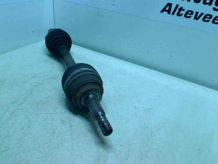 Front drive shaft, left from a Toyota Corolla Verso (E12) 2.0 D-4D 16V 90 2003