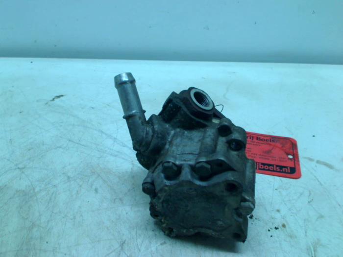 Power steering pump from a BMW 1 serie (E87/87N) 118d 16V 2005