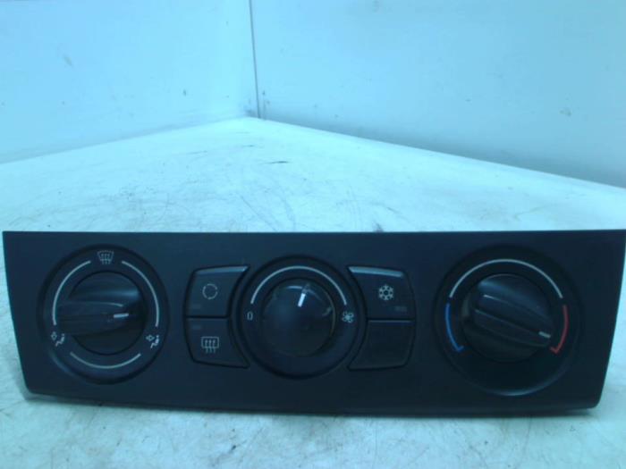 Heater control panel from a BMW 1 serie (E87/87N) 118d 16V 2005