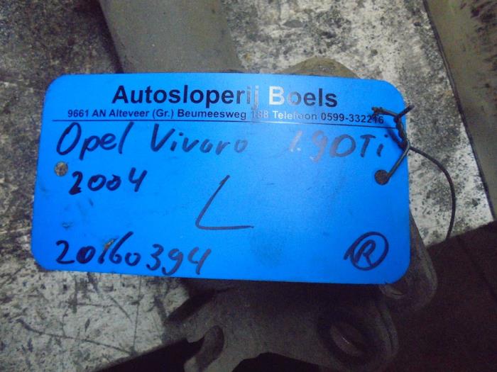 Barre amortisseur avant gauche d'un Opel Vivaro 1.9 DI 2004