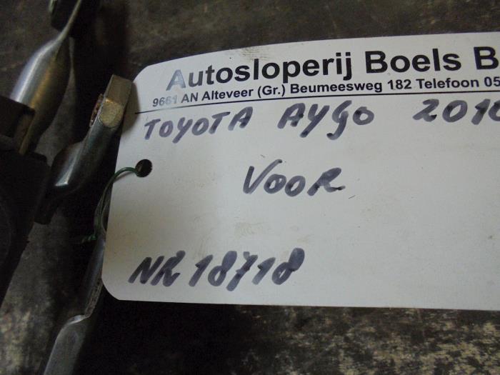 Mecanismo y motor de limpiaparabrisas de un Toyota Aygo (B10) 1.0 12V VVT-i 2010