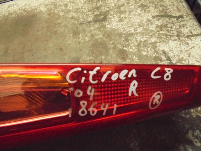 Luz trasera derecha de un Citroën C8 (EA/EB) 2.2 16V 2004