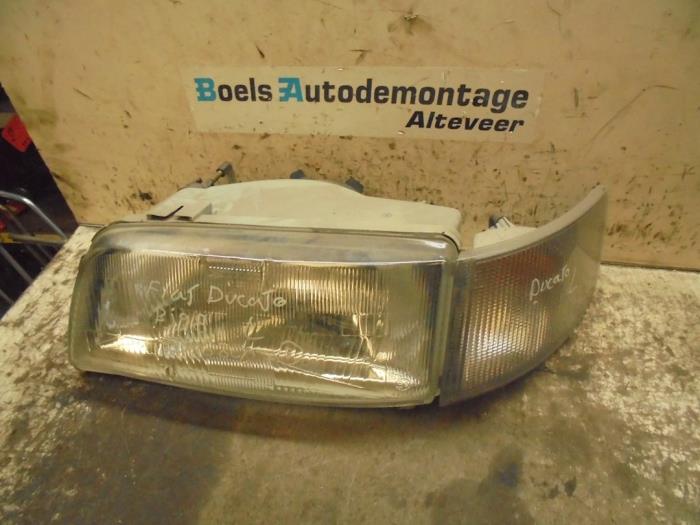 Headlight, left from a Fiat Ducato (230/231/232) 2.8 id TD 1998