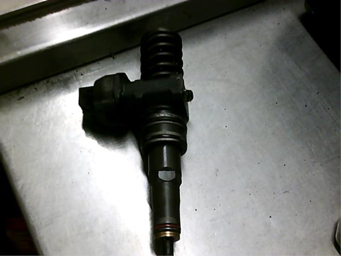 Injector (diesel) from a Volkswagen Transporter T5 1.9 TDi 2006