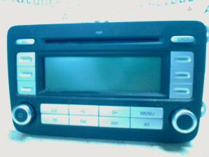 Used Radio CD player Volkswagen Golf V (1K1) 1.6 Price € 50,00 Margin scheme offered by Boels Autodemontage