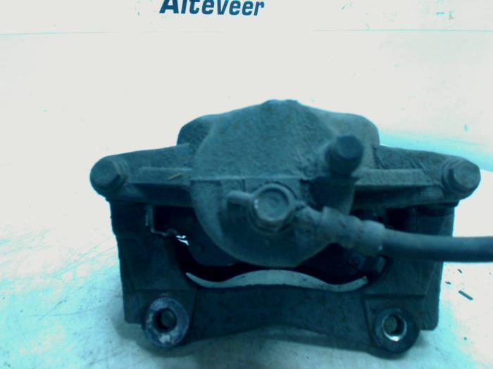 Front brake calliper, right from a Toyota Avensis Wagon (T25/B1E) 2.2 D-4D 16V D-CAT 2005