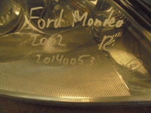 Używane Reflektor prawy Ford Mondeo III Wagon 2.0 TDdi 90 16V Cena € 35,00 Procedura marży oferowane przez Boels Autodemontage