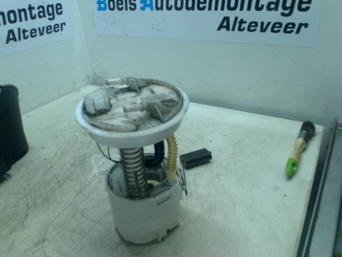Electric fuel pump from a Ford Fiesta 5 (JD/JH) 1.4 TDCi 2004