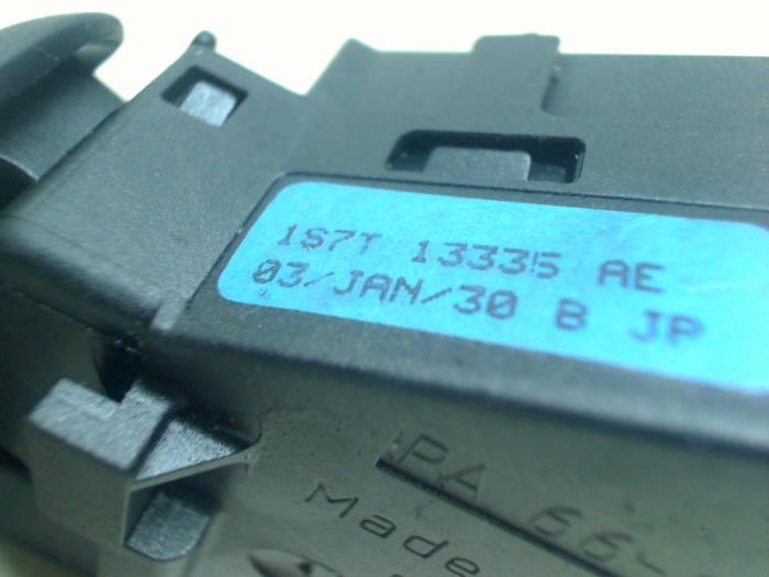 Interruptor combinado columna de dirección de un Ford Fiesta 5 (JD/JH) 1.4 TDCi 2004