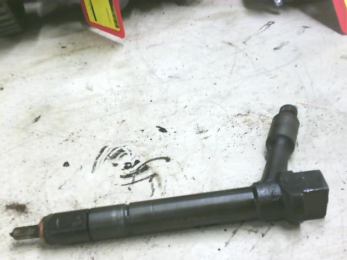 Injector (diesel) from a Opel Combo (Corsa C) 1.7 DI 16V 2002