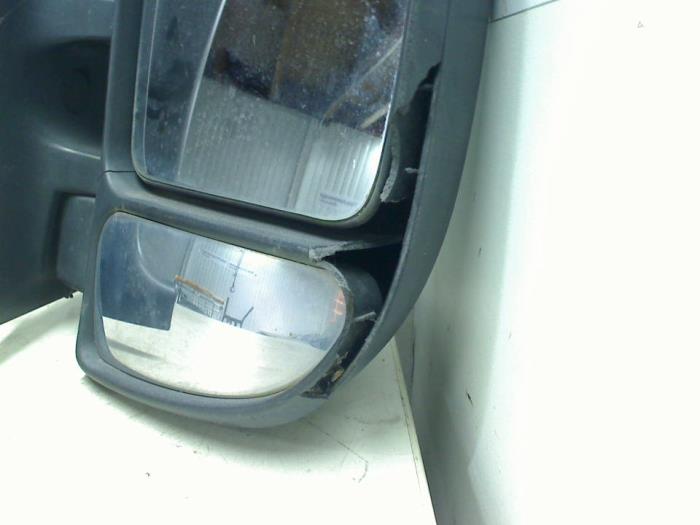Retrovisor externo derecha de un Renault Master III (FD/HD) 2.5 dCi 16V 100 2004