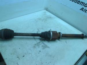 Used Front drive shaft, right Renault Clio III (BR/CR) 1.5 dCi 70 Price on request offered by Boels Autodemontage