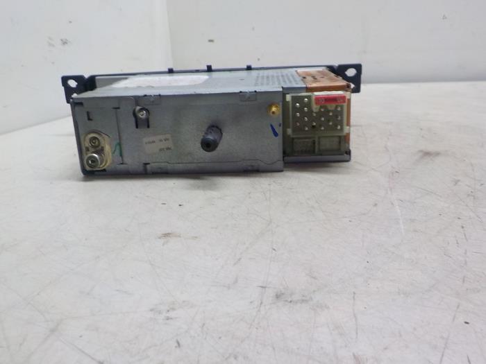 Radio CD player from a BMW 3 serie Touring (E46/3) 318i 2000