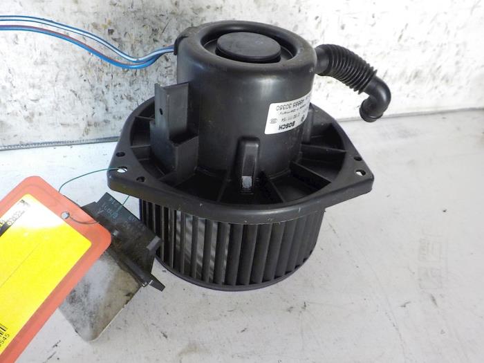 Motor de ventilador de calefactor de un Nissan Vanette (C23) 2.3 D E/Cargo 2002