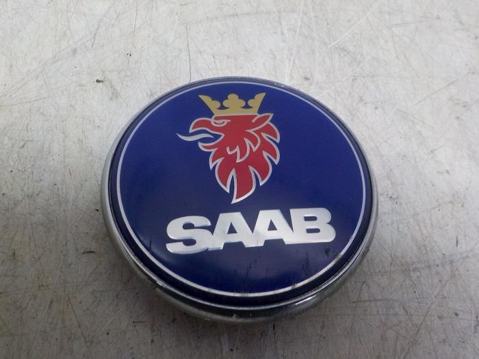 Używane Emblemat Saab 9-3 Sport Estate (YS3F) 2.0t 16V BioPower Cena € 10,00 Procedura marży oferowane przez Boels Autodemontage