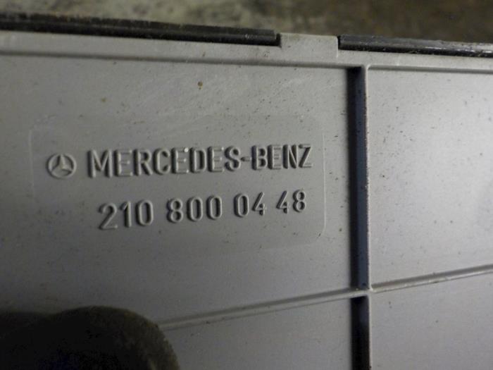 Pompa prózniowa elektrycznego zamka drzwiowego z Mercedes-Benz E (W210) 2.2 E-200 CDI 16V 1996