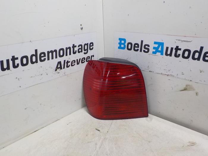 Taillight, left from a Volkswagen Polo III (6N2) 1.4 16V 75 2001