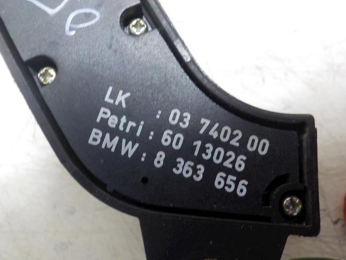 Interrupteur de volant d'un BMW 5 serie (E39) 523i 24V 1996