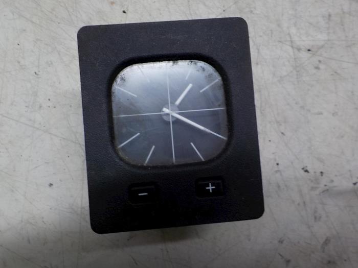 Używane Zegar BMW 3 serie (E36/4) 318i Cena € 25,00 Procedura marży oferowane przez Boels Autodemontage