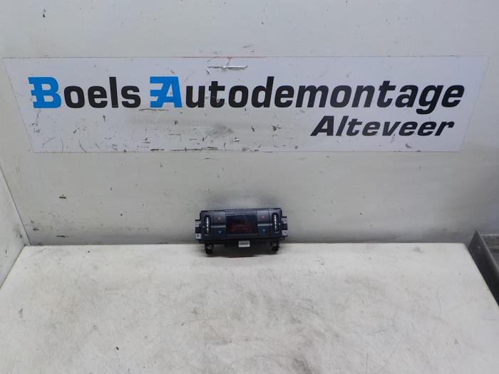 Używane Panel climatronic Mercedes E (W211) 4.0 E-400 CDI 32V Cena € 35,00 Procedura marży oferowane przez Boels Autodemontage