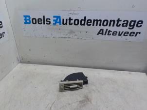 Usagé Grille d'aération latérale Mercedes E (W211) 4.0 E-400 CDI 32V Prix € 15,00 Règlement à la marge proposé par Boels Autodemontage