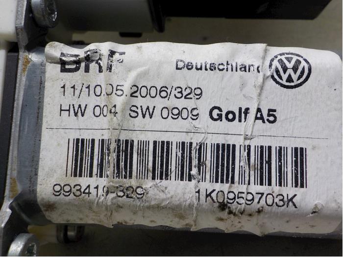 Door window motor from a Volkswagen Golf V (1K1) 1.9 TDI 2006