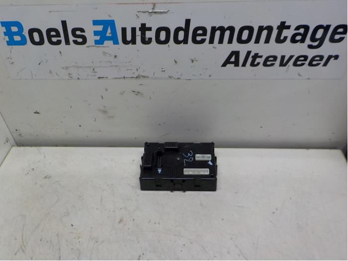 Used Body control computer Renault Clio III (BR/CR) 1.2 16V 75 Price € 50,00 Margin scheme offered by Boels Autodemontage