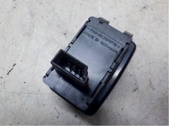 Electric window switch from a BMW 3 serie (E90) 318i 16V 2008