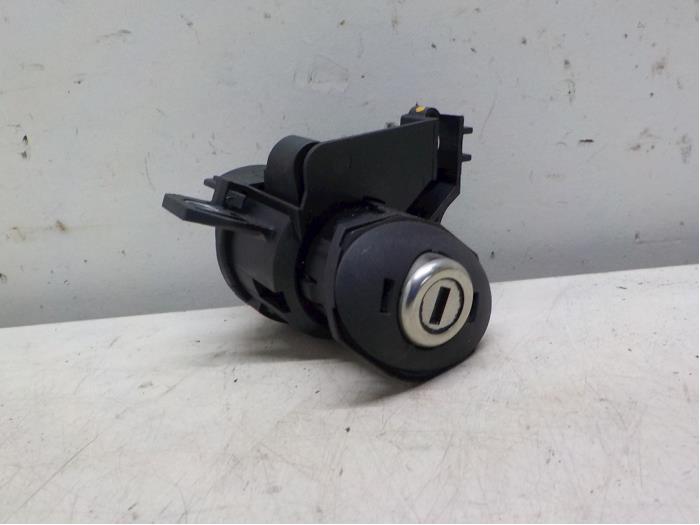 Rear lock cylinder from a BMW 3 serie (E90) 318i 16V 2008