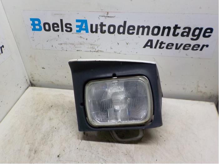 Używane Reflektor lewy Mazda 323 F (BG14) 1.6i 16V Cena € 25,00 Procedura marży oferowane przez Boels Autodemontage