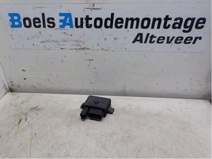 Glow plug relay from a BMW 3 serie (E90) 320d 16V 2007