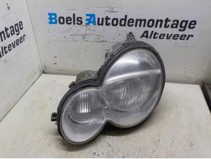 Używane Reflektor lewy Mercedes C Sportcoupé (C203) 2.2 C-220 CDI 16V Cena € 35,00 Procedura marży oferowane przez Boels Autodemontage