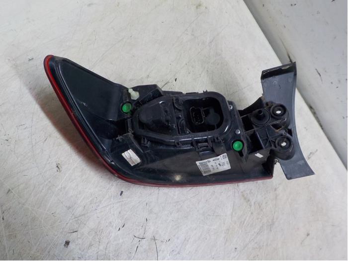 Taillight, right from a Renault Clio IV (5R) 0.9 Energy TCE 90 12V 2013