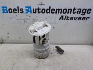 Usados Bomba eléctrica de combustible Renault Clio IV (5R) 0.9 Energy TCE 90 12V Precio € 35,00 Norma de margen ofrecido por Boels Autodemontage